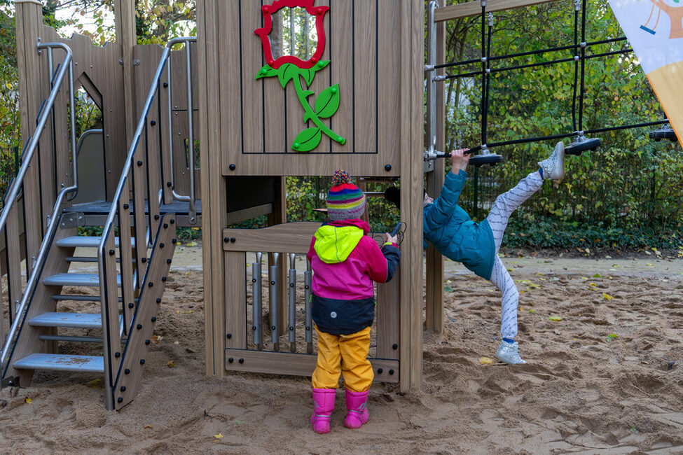 Auf dem neuen Spielplatz im Rosengarten gibt es jetzt auch einen Kletterturm.