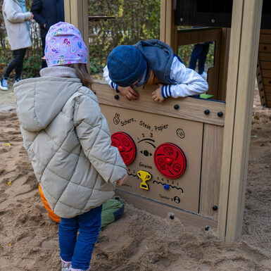 Auf dem Spielplatz im Rosengarten gibt es auch ein Schere, Stein, Papier-Spiel.