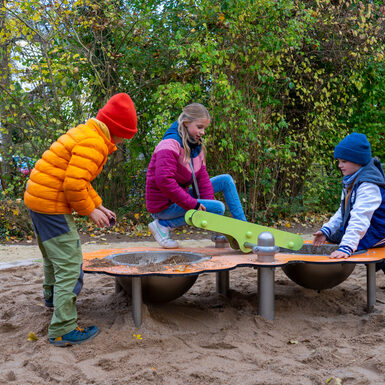 Neben einem Kletterturm gibt es auf dem neuen Spielplatz im Rosengarten auch ein Sandspielzeug.