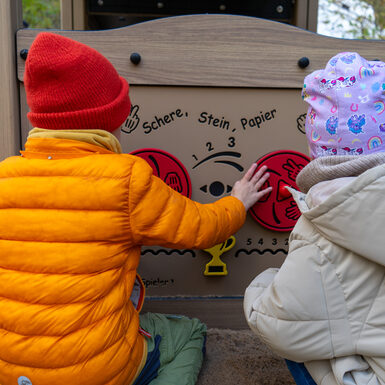 Bei der Eröffnung des neuen Spielplatzes im Rosengarten hatten die Kinder schon viel Spaß mit den Spielgeräten.