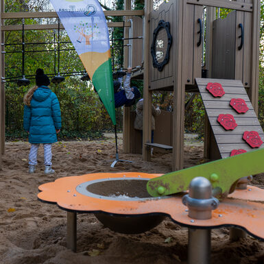 Auf dem neuen Spielplatz im Rosengarten steht jetzt auch ein Kletterturm mit Rosenblütenelementen.