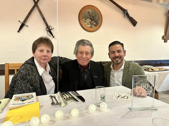 Heidemarie und Rainer Krieger mit dem 3. Bürgermeister Can Aydin an ihrem 60-jährigen Hochzeitsjubiläum