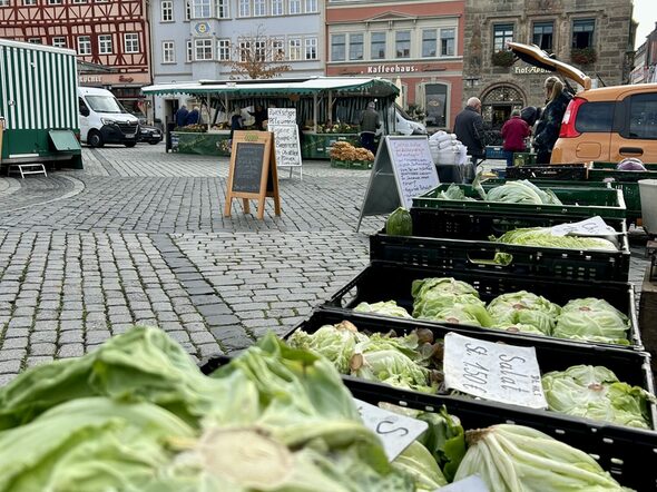 Der Gemüsemarkt auf dem Marktplatz.