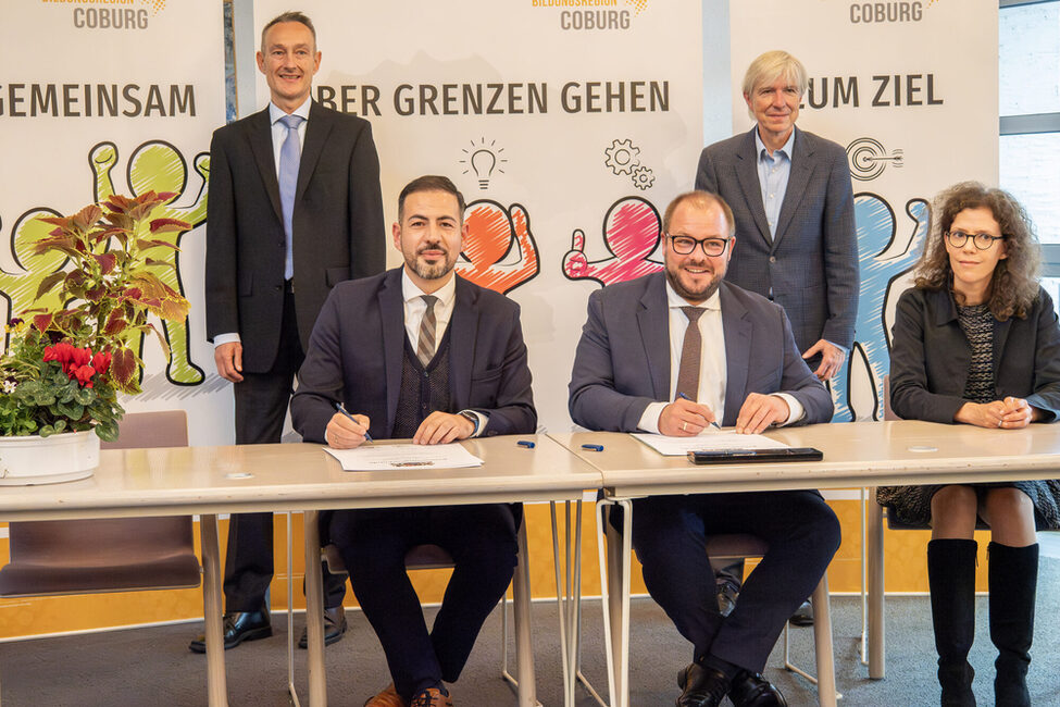 Ministerialdirektor Christian Schoppik, 3. Bürgermeister Can Aydin, Landrat Sebastian Straubel, Regierungsvizepräsident Thomas Engel und Ministerialrätin Kerstin Wollenschläger unterzeichnen die Ernennungsurkunden.