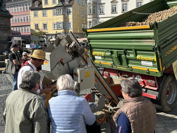 Zum Kartoffelmarkt können sich die Besucher*innen Kartoggeln direkt vom Traktor absacken lassen.