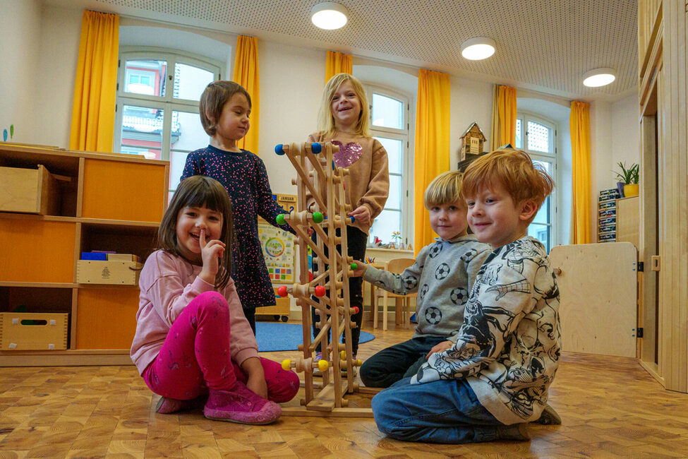 Kindergartenkinder spielen im Bildungshaus der Stadt.