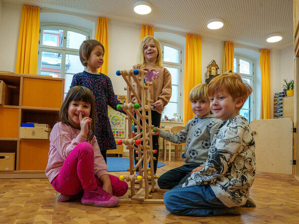 Kindergartenkinder spielen im Bildungshaus der Stadt.