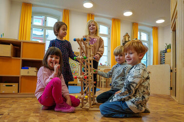 Kindergartenkinder spielen im Bildungshaus der Stadt.