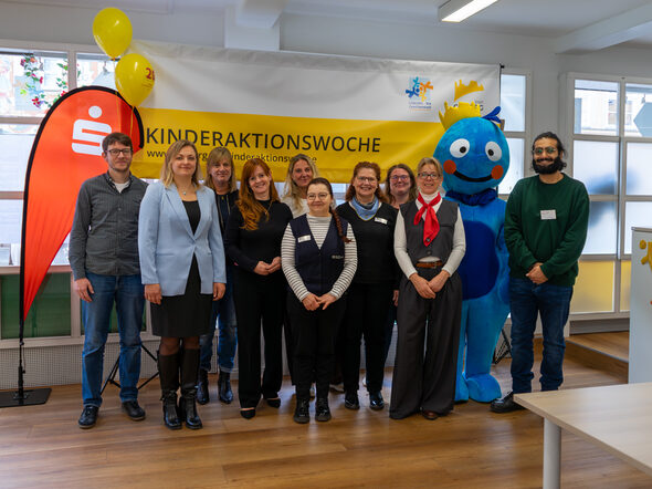 Zum Auftakt der Coburger Kinderaktionswoche 2025 haben sich zahlreiche Unterstützer*innen im Kinder- und Familienbüro versammelt.
