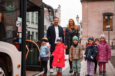 3. Bürgermeister Can Aydin und Angela Korkesch mit Kindern aus dem Bildungshaus Lutherschule.