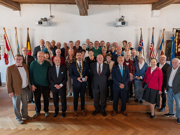 Träger*innen des belgischen Kronenordens besuchen das Rathaus