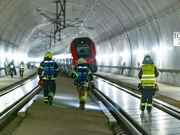 Vollübung des Katatrophenschutzes im Tunnel Feuerfelsen