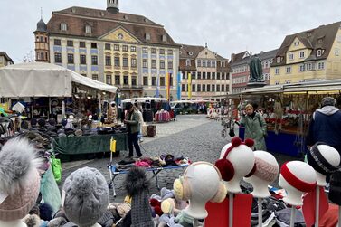 Martinimarkt auf dem Marktplatz in Coburg mit Blick auf das Rathaus.