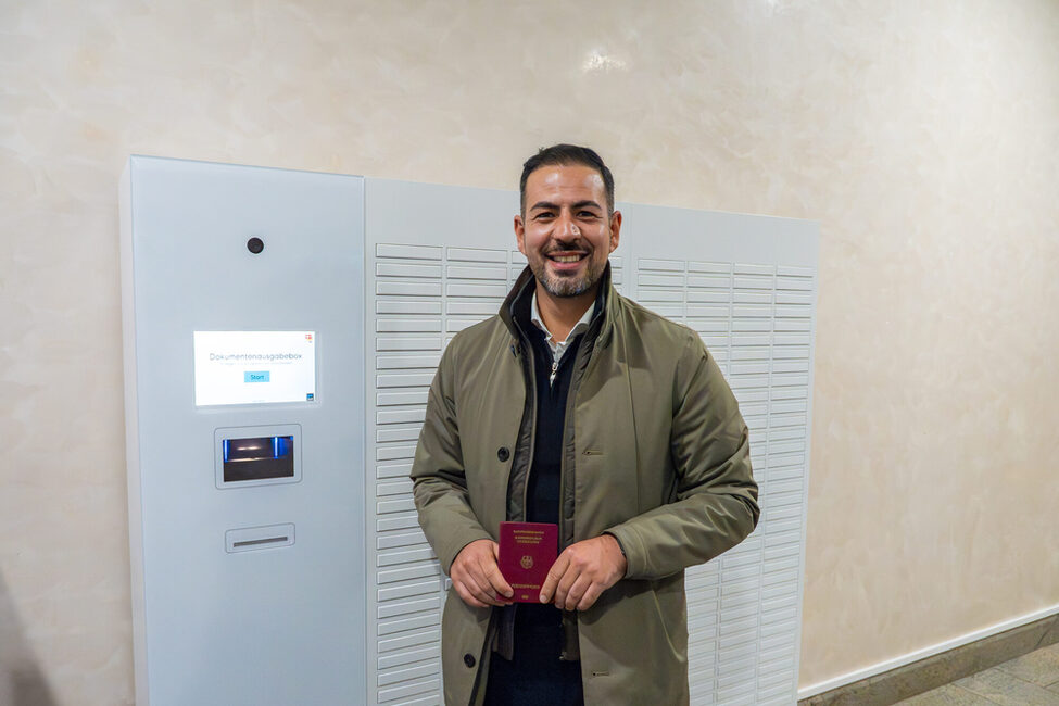 Can Aydin vor der neuen Dokumentenausgabebox