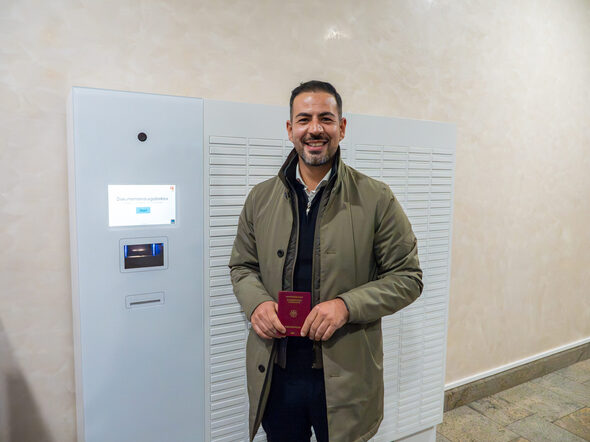 Can Aydin vor der neuen Dokumentenausgabebox