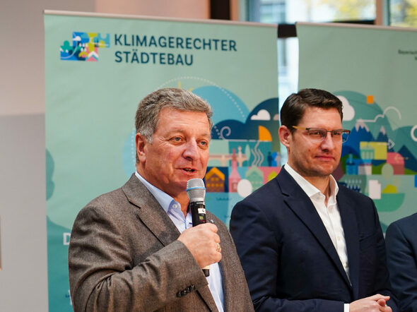 Staatsminister Bernreiter neben Oberbürgermeister Dominik Sauerteig bei der Abschlussveranstaltung "Klimagerechter Städtebau" in München