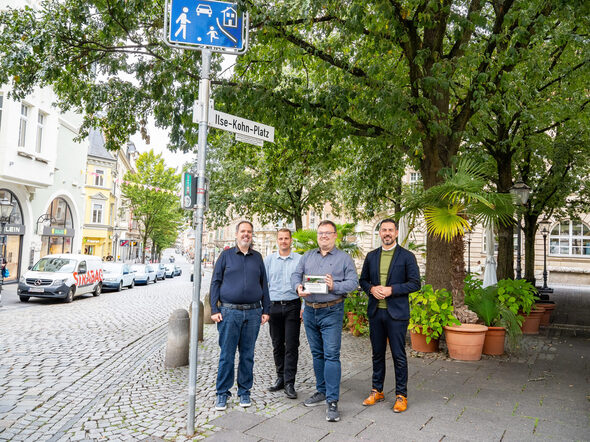 Stefan Fey, Finn Ebsen, Dr. Christian Boseckert und Can Aydin präsentieren das Portal.