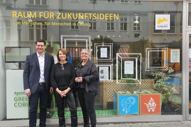 Neue Partnerschaft für nachhaltige Bürgerbeteiligung: Oberbürgermeister Dominik Sauerteig mit CDO-Geschäftsführerin Sylvia Endres und Projektleiterin Karin Engelhardt im namensgebenden Zukunftsraum im Steinweg.