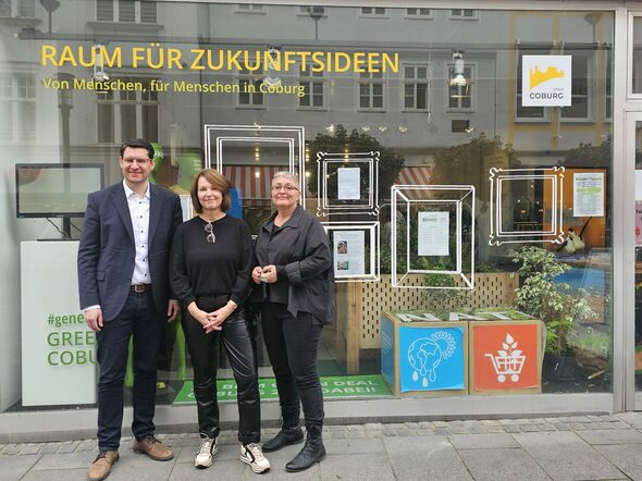 Neue Partnerschaft für nachhaltige Bürgerbeteiligung: Oberbürgermeister Dominik Sauerteig mit CDO-Geschäftsführerin Sylvia Endres und Projektleiterin Karin Engelhardt im namensgebenden Zukunftsraum im Steinweg.