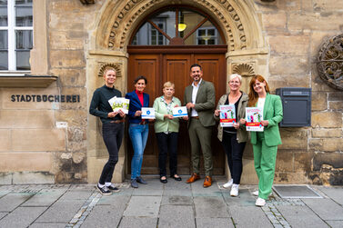 v.l.n.r.: Nina Kötzel (AWO Mehr Generationen Haus), Christiane Fähr (Fachstelle für pflegende Angehörige), Doris Schneider (Stadtbücherei Coburg), Can Aydin (3. Bürgermeister, Antje Hennig (Büro für Senioren und Ehrenamt), Bianca Haischberger (Stabsstelle Demografie, Bildung & Familie)