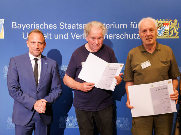 Staatsminister für Umwelt und Verbraucherschutz, Thorsten Glauber, ehrt Klaus Fritz und Peter Forkel für ihr langjähriges Engagement als Naturschutzwächter