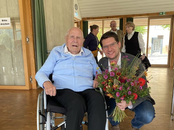 Oberbürgermeister Dominik Sauerteig gratuliert Karl Weißbach zu seinem 100. Geburtstag im Haus am See in Wüstenahorn.