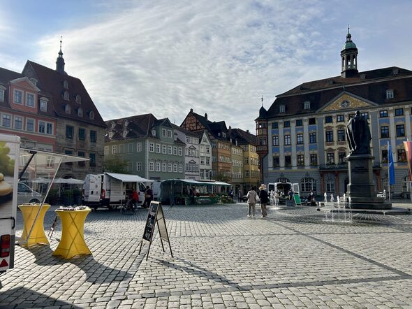 Die Markthändler*innen des Gemüsemarktes kommen mehrmals die Woche auf dem Marktplatz.