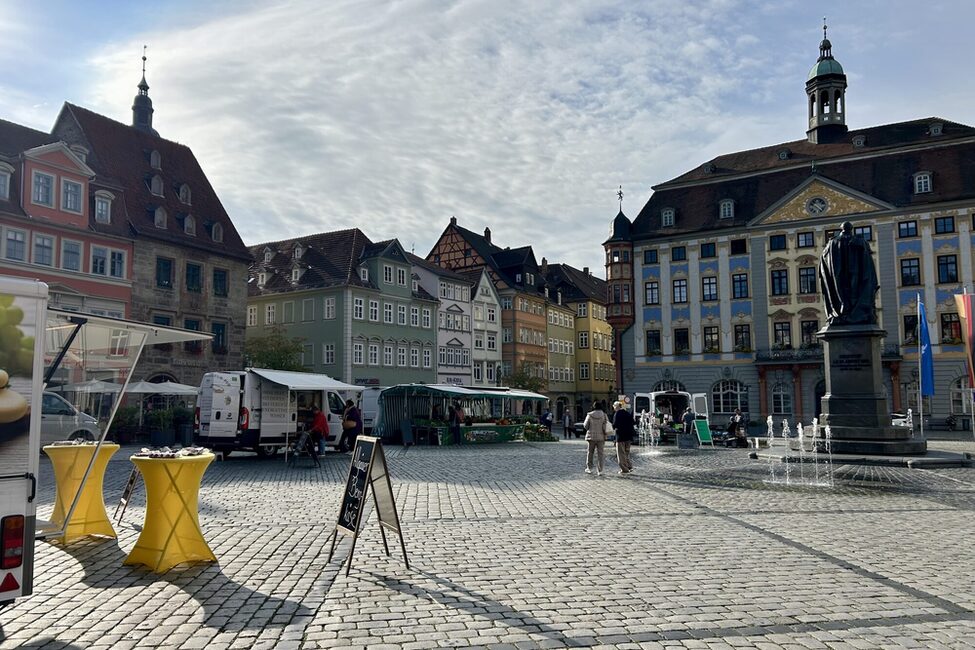 Die Markthändler*innen des Gemüsemarktes kommen mehrmals die Woche auf dem Marktplatz.