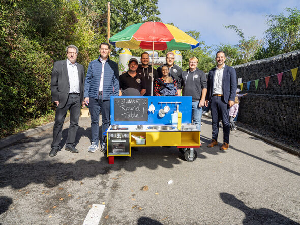 Round Table Coburg übergibt dem Kinderhaus Seidmannsdorf eine selbstgebaute Matschküche – sehr zur Freude der Kinder und Gäste.