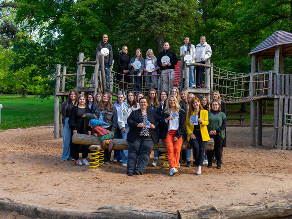 v.l.n.r. die drei Initiatorinnen des Lernpfads Dunja Behr (GGSD Fachakademie für Sozialpädagogik), Karin Burkardt (Kinderbeauftragte der Stadt Coburg), Bianca Haischberger (Leiterin der Stabsstelle Demografie, Bildung und Familie) und die Studierenden der GGSD Fachakademie für Sozialpädagogik