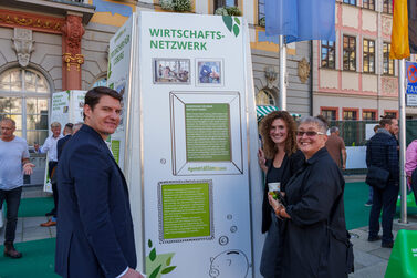 OB Dominik Sauerteig hat die Raum für Zukunftsideen des Green Deal auf dem Marktplatz eröffnet. Bis Samstag stellen sich verschiedene Projekte vor.