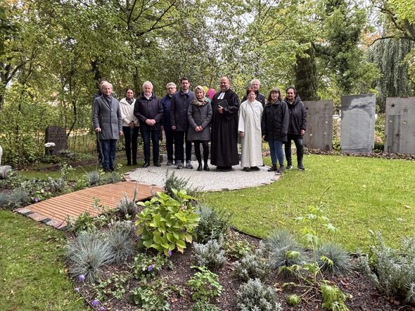 Das Grabfeld für Sternenkinder am Coburger Friedhof wurde eröffnet. Das Blumenbeet im Vordergrund symbolisiert einen Fluss, in dem die Sternenkinder beerdigt werden.