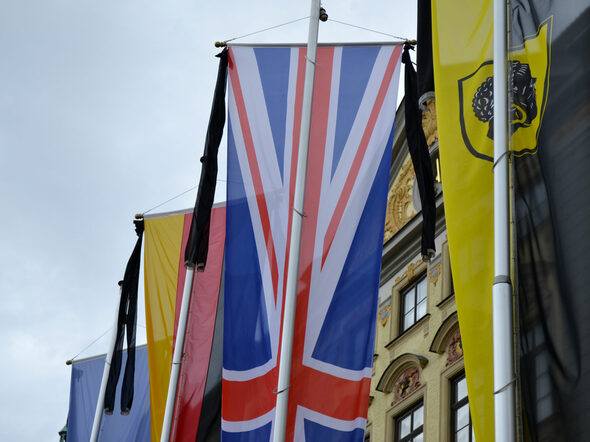 Trauerbeflaggung vor den Sätdtischen Gebäuden: Coburg gedenkt Queen Elizabeth II.