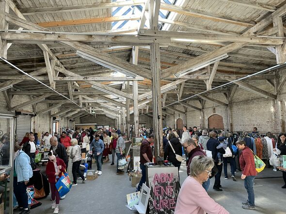 Viele Besucherinnen beim Green Deal Warentauschtag in der alten Pakethalle am Güterbahnhof.