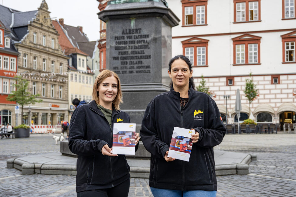 Verena-Jessica Curth und Tanja Renner präsentieren die neue Broschüre.