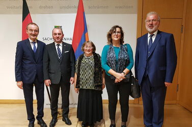 2. Bürgermeister Hans-Herbert Hartan feiert zusammen mit S.E. Herr Viktor Yengibaryan (2. links) den armenischen Unabhängigkeitstag.