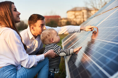 Familie mit Kind an Solaranlage