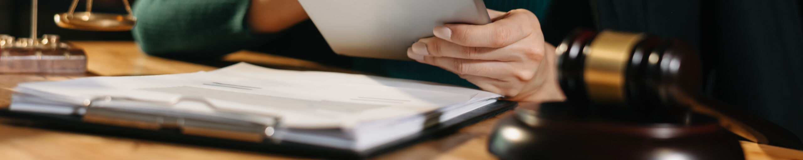 Richterin mit einem Tablet in der Hand