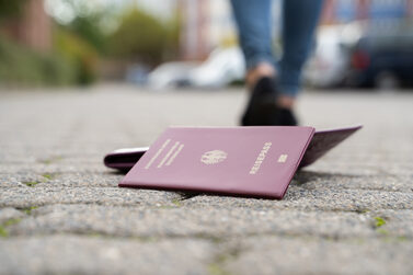 Verlorener Reisepass auf der Straße