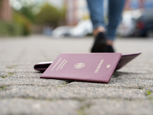 Verlorener Reisepass auf der Straße