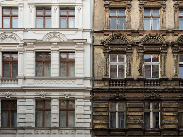 Denkmalschutz: Restaurierte und sanierungsbedürfte Fassade