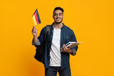 Ausländischer Mitbürger mit deutscher Flagge