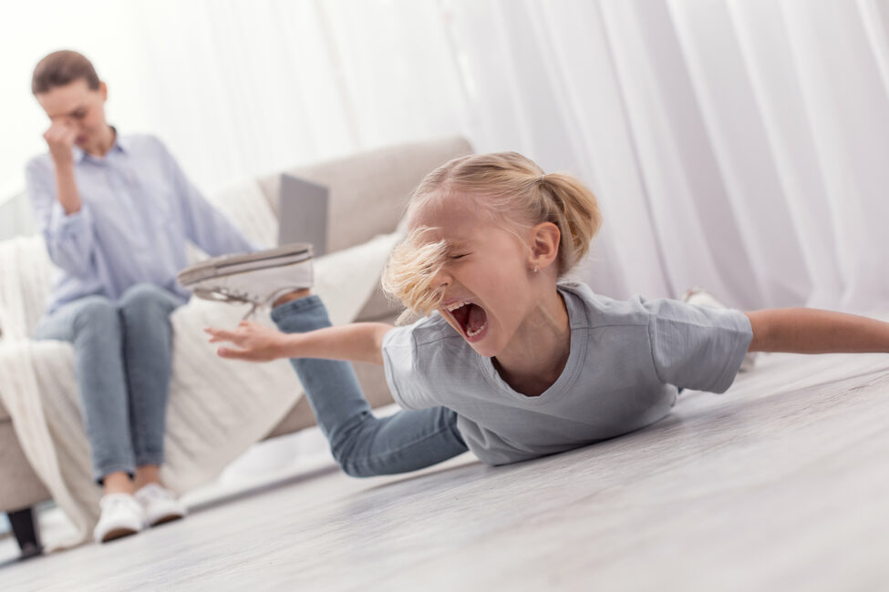 Kind hat einen Wutanfall auf dem Fußboden