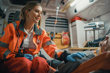 Sanitäterin in einem Krankenwagen