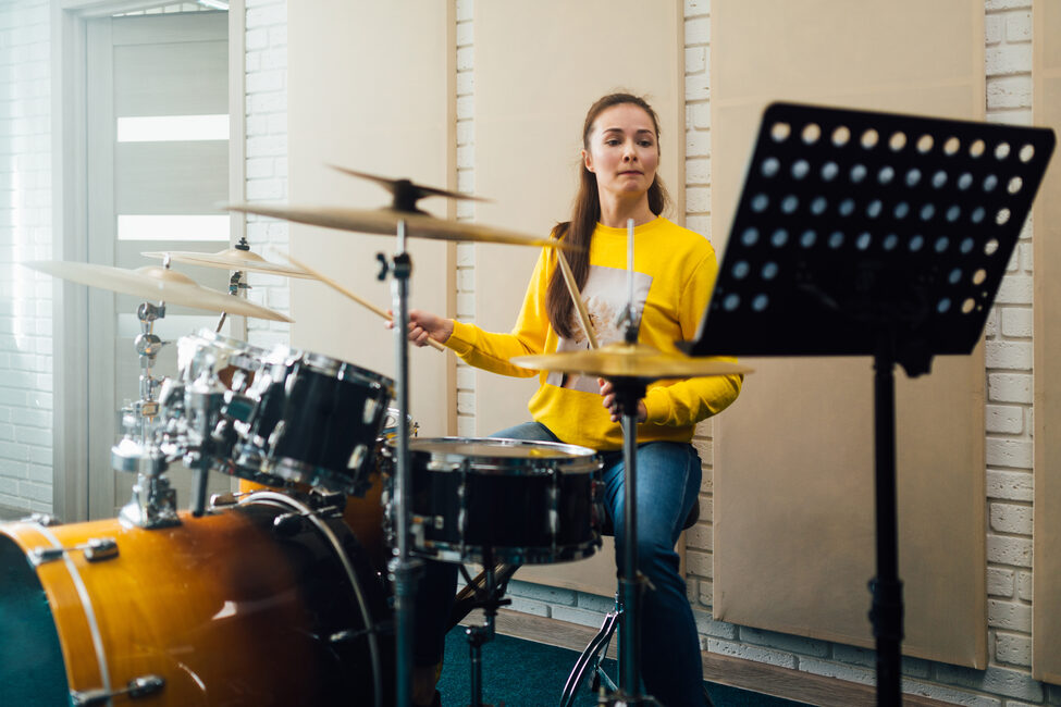 Schülerin einer Musikschule am Schlagzeug