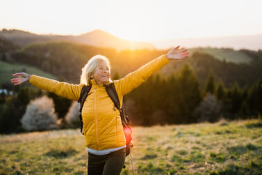 Ältere Frau genießt die Erholung in der Natur