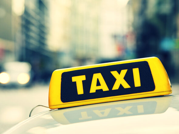 Taxischild auf einem Taxi