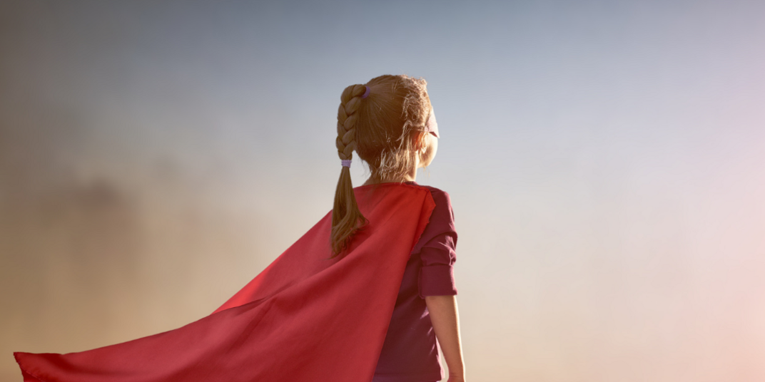 Ein Mädchen im Superman-Kostüm