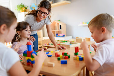 Erzieherin mit Kindern in einer Kindertagesstätte