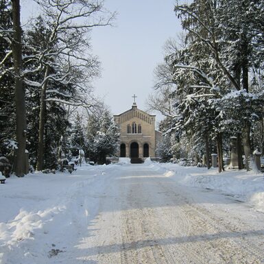 Mausoleum auf dem Friedhof Coburg im Winter